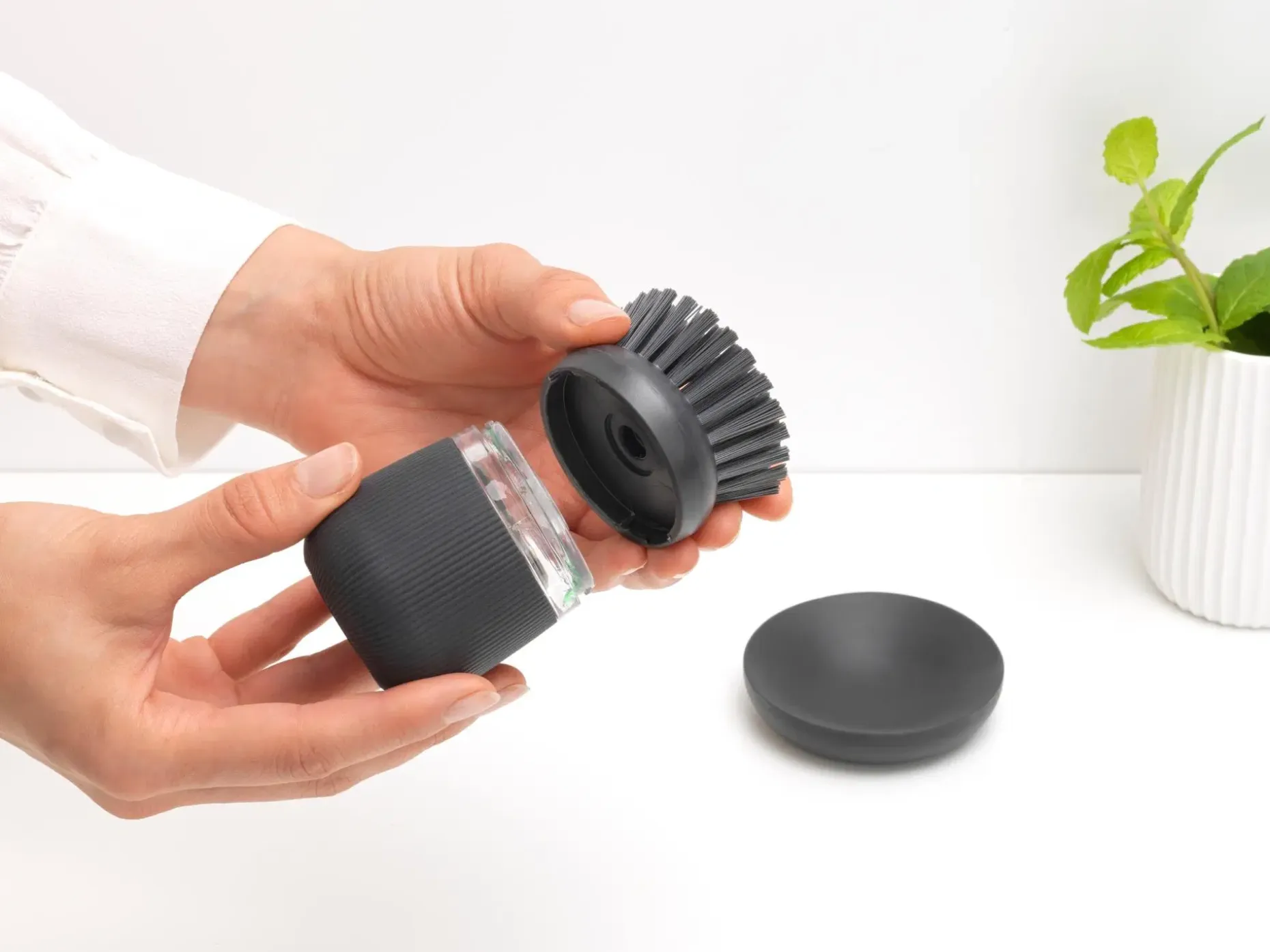 Brabantia Saippuaa annosteleva tiskiharja dark grey