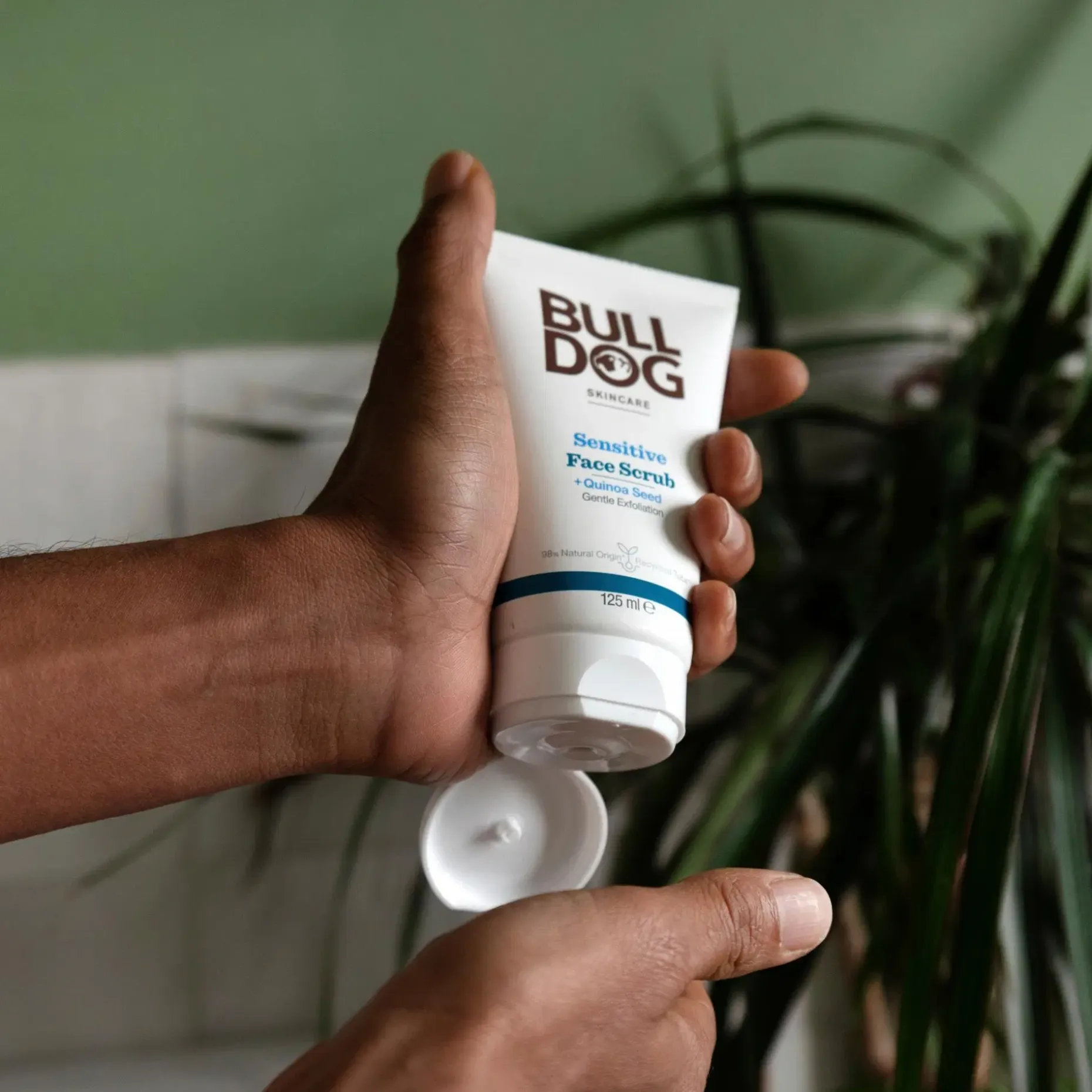Bulldog Sensitive Face Scrub kasvokuorinta 125 ml