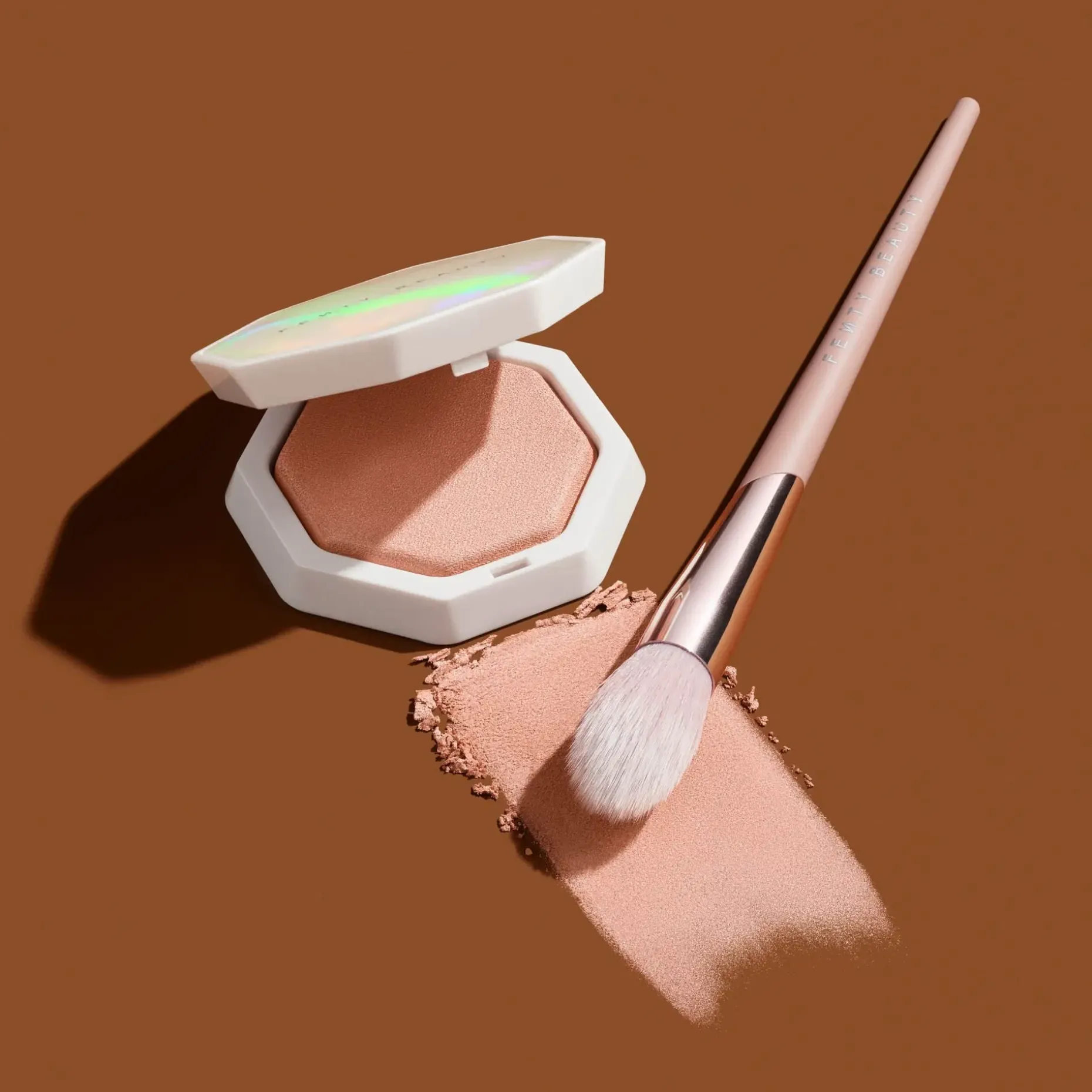 Fenty Beauty Demi'Glow Highlighter sivellin