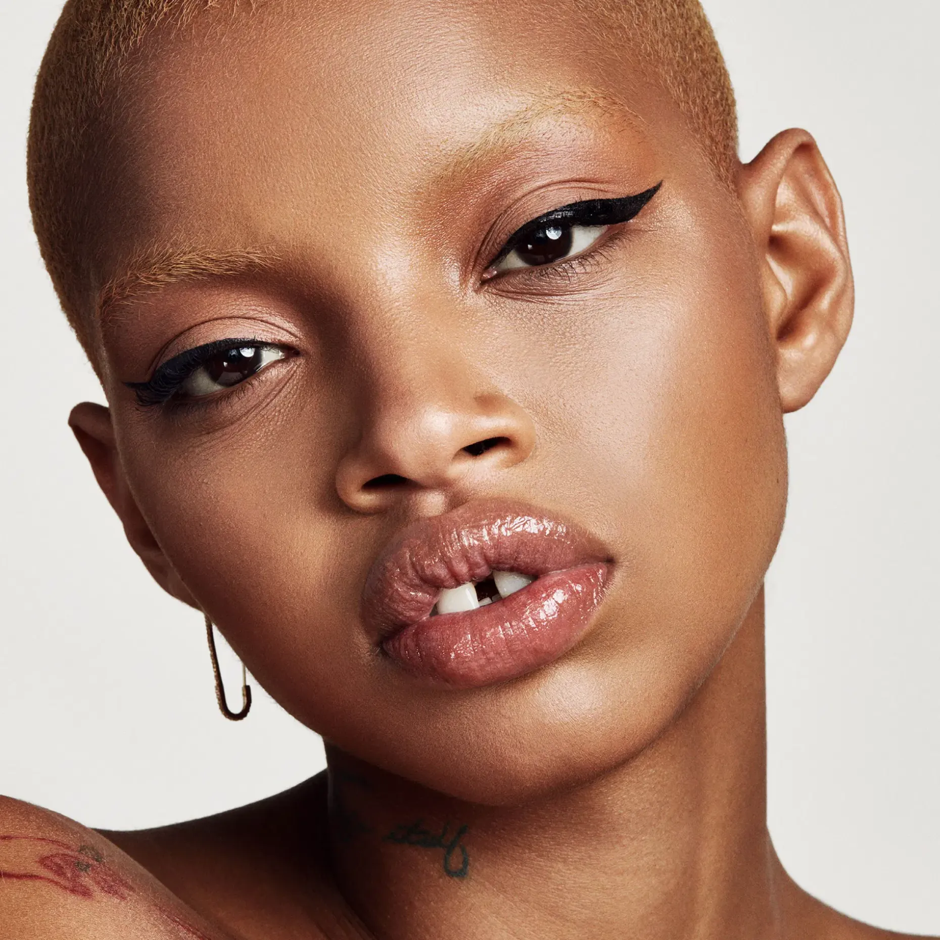 Fenty Beauty Flyliner Longwear Liquid Eyeliner nestemäinen silmänrajausväri 0,55 ml