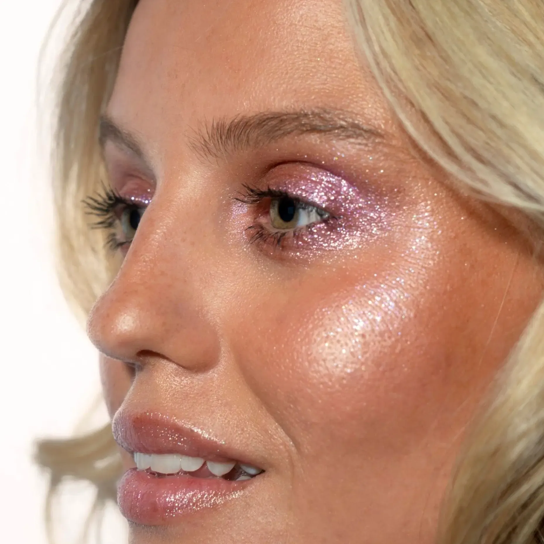 LH cosmetics Sparkl -nestemäinen luomiväri 3,3 ml