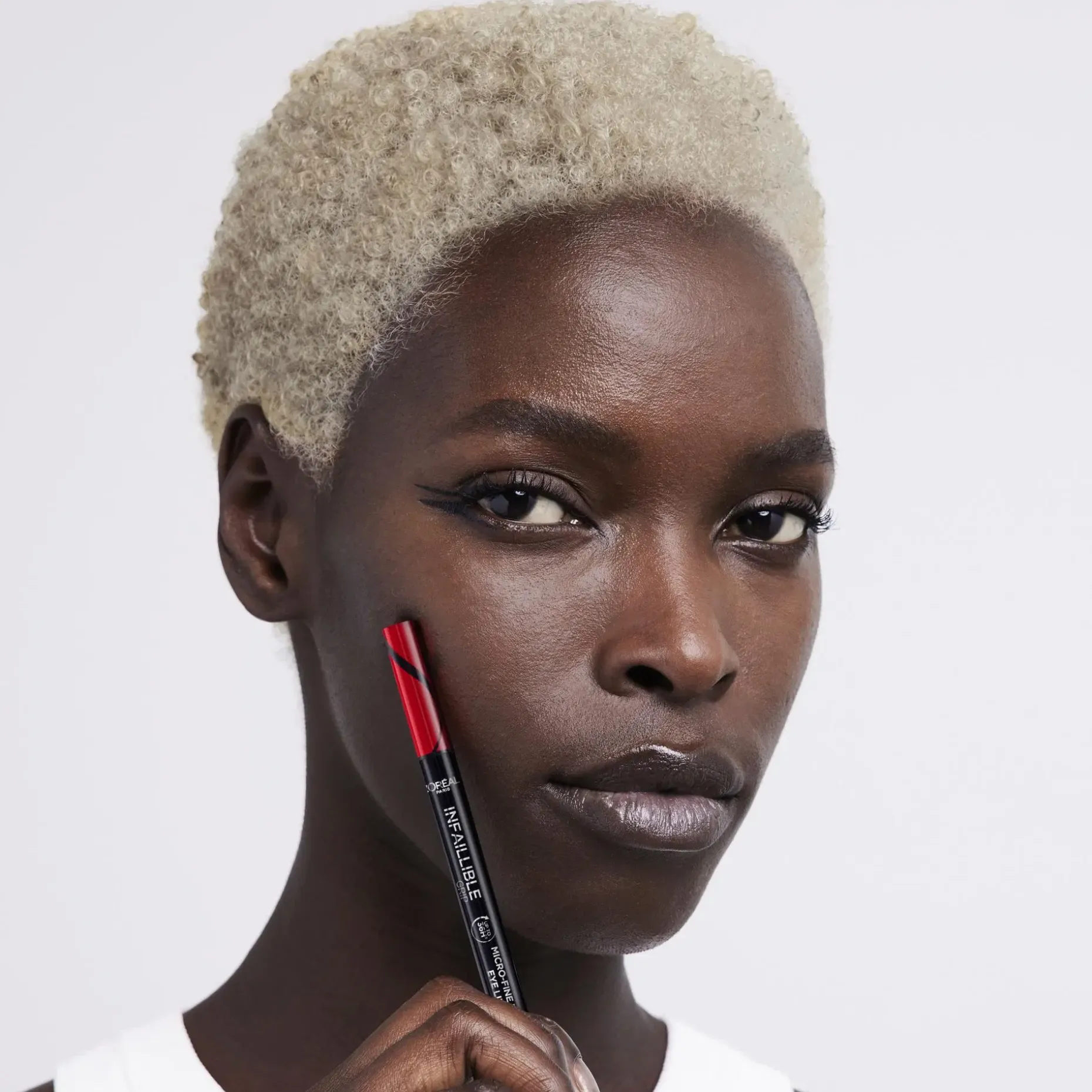 L'Oréal Paris Infaillible Grip 36H Micro-Fine eyeliner nestemäinen silmänrajausväri 0,4g