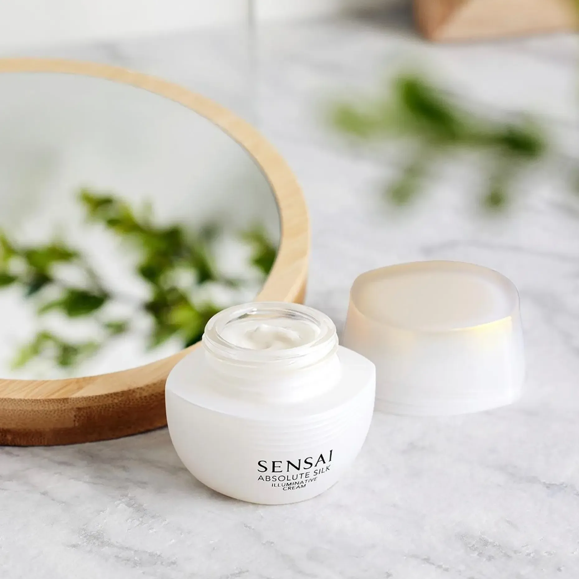 SENSAI Absolute Silk Illuminative Cream kasvovoide 40 ml