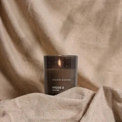 Skandinavisk HYGGE Tuoksukynttilä puukannella 65g, ruskea