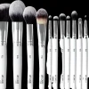 WE CARE ICON. Artist Foundation Brush meikkivoidesivellin F30