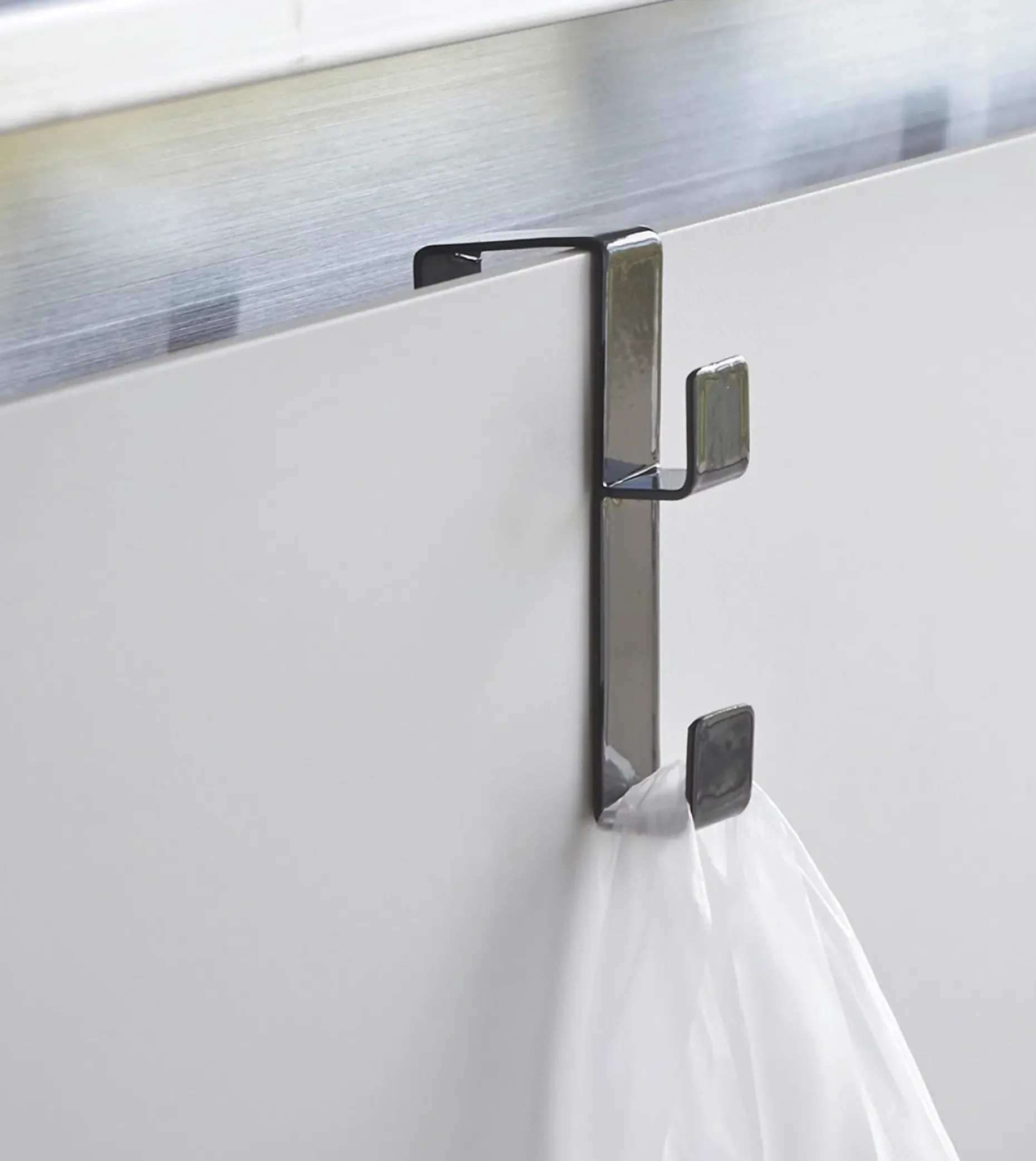 Yamazaki Tower koukku kaapinoveen 7,2x1,5x3,8 cm, musta